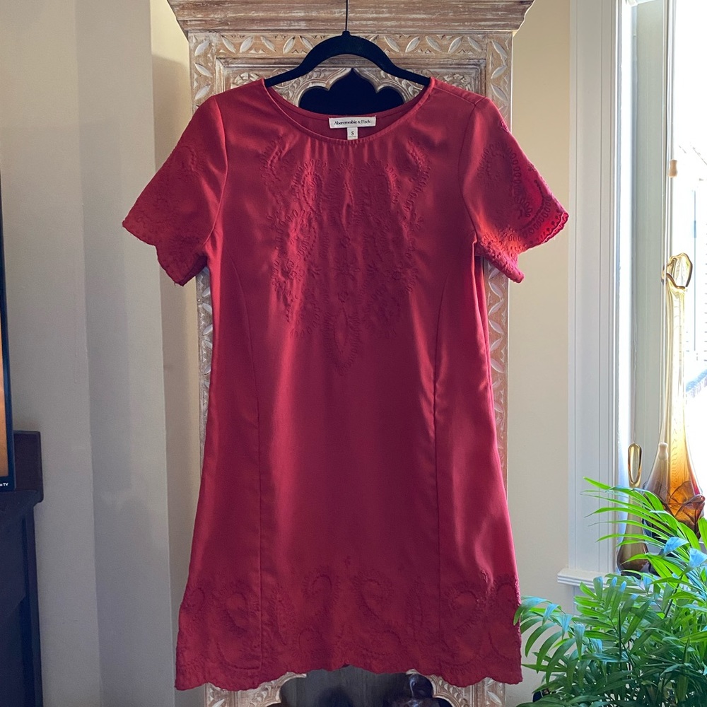 Abercrombie & Fitch Burgundy Short Sleeved Embroidered Monotone Dress Size Small